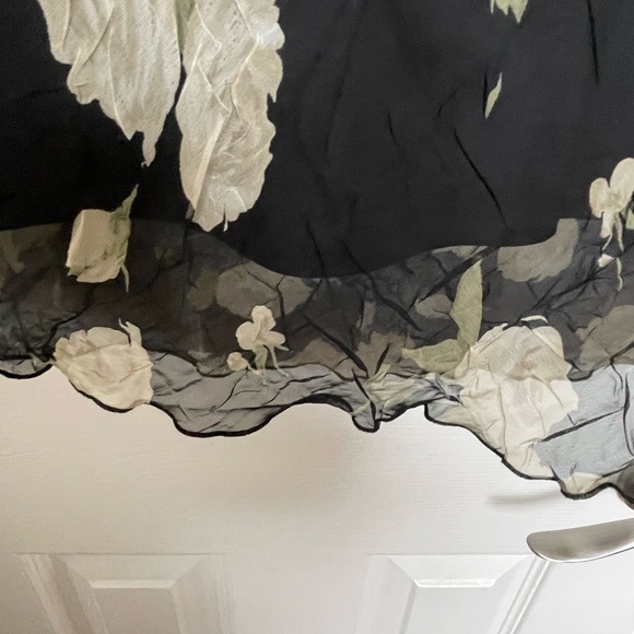 Beautiful floral skirts ,has lining the top of skirts is stretchy - Picture 7 of 9